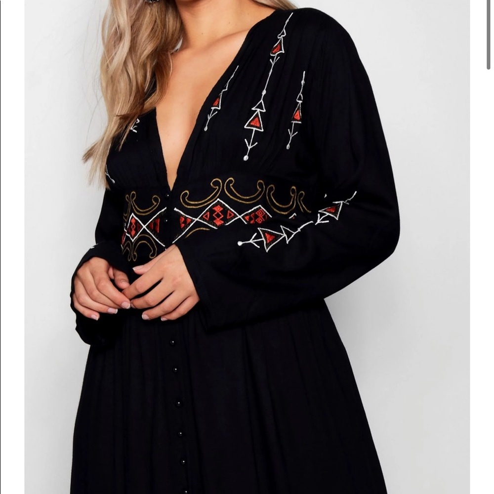 Dress Embroidered With Plunging Neckline - Very Attractive